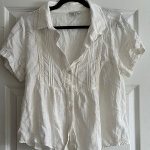 Lucky Brand White Short Sleeve Blouse with Notched Collar and Pleated Design